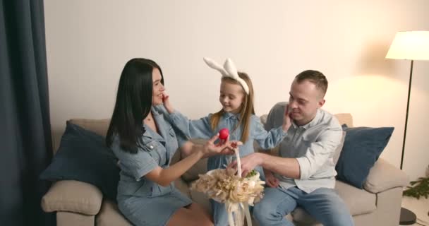 Avrupalı Aile Anne Baba Kızı Oturma Odasında Oturuyor Komik Kulaklı — Stok video