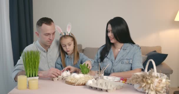 Roztomilá Dceruška Králičíma Ušima Tráví Čas Rodiči Matka Otec Malují — Stock video