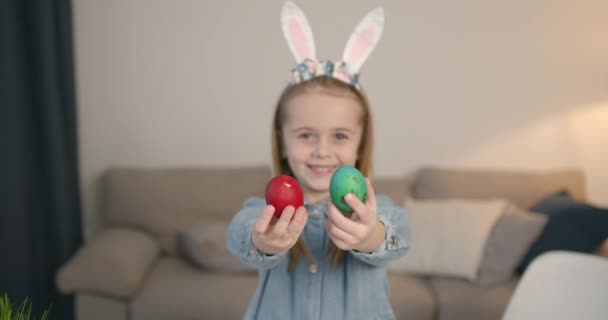 Školačka Legračním Králičím Uších Připravuje Velikonoce Maluje Doma Vajíčka — Stock video