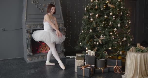 Hermosa Joven Bailes Blancos Pointes Cerca Árbol Navidad Cuento Hadas — Vídeo de stock