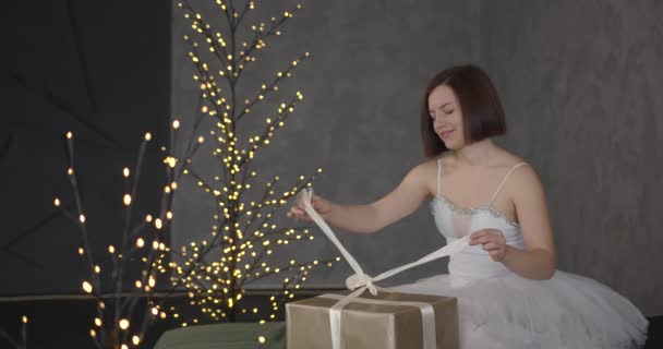 Mujer Feliz Tutú Sosteniendo Regalo Junto Árbol Navidad Habitación Decorada — Vídeos de Stock