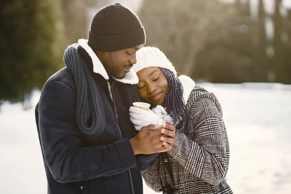 Die Menschen Gehen Nach Draußen Wintertag Afrikanisches Paar Mit Kaffee — Stockfoto