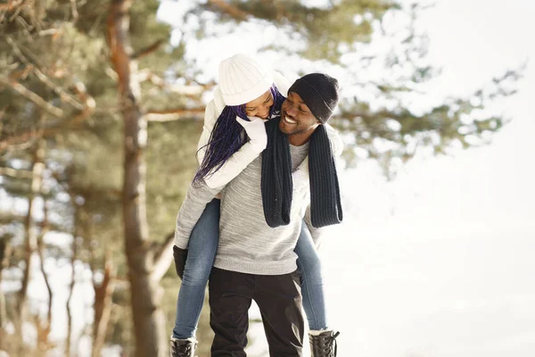 Die Menschen Gehen Nach Draußen Wintertag Afrikanisches Paar — Stockfoto