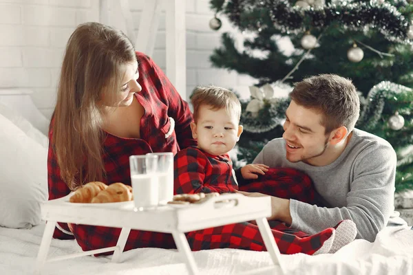 Die Menschen Hause Familie Pyjama Milch Und Croissants Auf Einem — Stockfoto