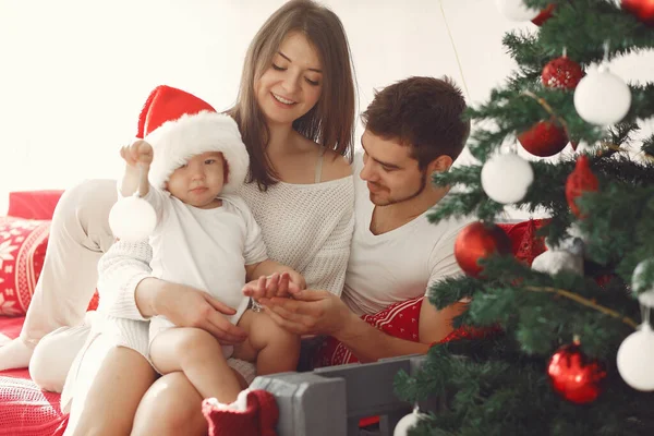 Madre Con Suéter Blanco Familia Con Regalos Navidad Niño Con — Foto de Stock