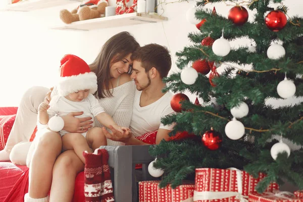 Madre Con Suéter Blanco Familia Con Regalos Navidad Niño Con — Foto de Stock