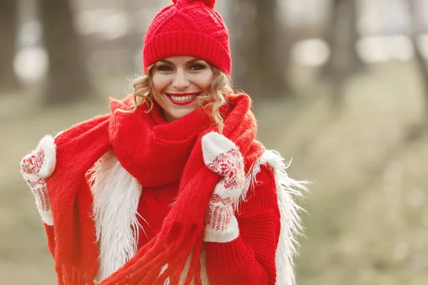 Frau Einem Park Ohne Schnee Legen Sie Einem Gestrickten Roten — Stockfoto