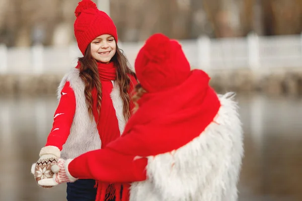Mutter Und Kind Mit Gestrickten Wintermützen Familienweihnachtsurlaub Handgemachte Wollmütze Und — Stockfoto