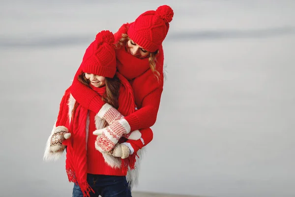 Aile Noel Tatilinde Örülmüş Kış Şapkalı Anne Çocuk Anne Çocuk — Stok fotoğraf
