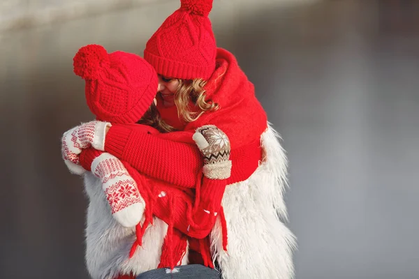 Mutter Und Kind Mit Gestrickten Wintermützen Familienweihnachtsurlaub Handgemachte Wollmütze Und — Stockfoto