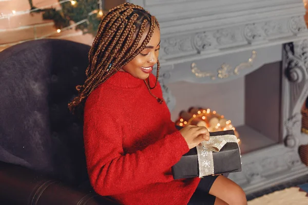 赤いセーターを着たクリスマスの飾り 女性のアフリカの女の子 新年のコンセプト — ストック写真