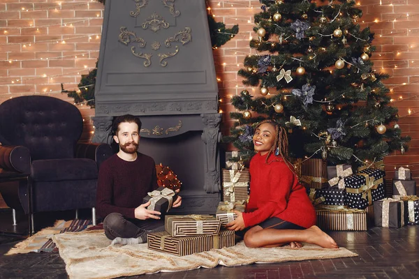家にいる外国人 クリスマスの飾りのカップル アフリカの女性と白人男性 — ストック写真