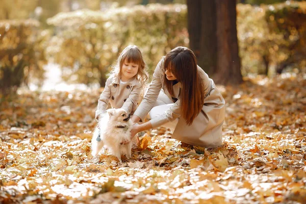 Модная Мать Дочерью Семья Осеннем Парке Семья Собакой — стоковое фото