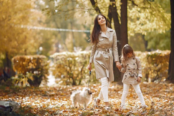 Fashionable Mother Daughter Family Autumn Park Family Dog — Stock Photo, Image