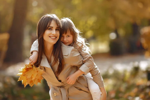 Fashionable Mother Daughter Family Autumn Park Little Daughter Brown Coat — Stock Photo, Image