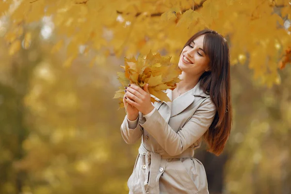 穿着棕色外套的女孩 一个秋天公园里的女人有叶子的女士 — 图库照片