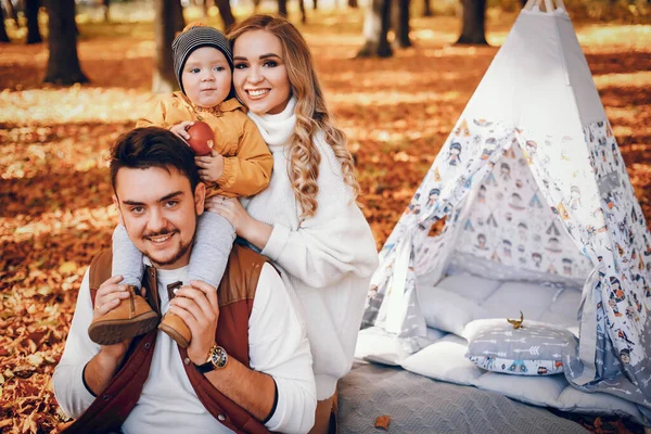 Familia Divierte Parque Otoño Linda Mancha Suéter Blanco Padres Con — Foto de Stock