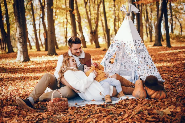 Família Divertir Parque Outono Bonita Mancha Uma Camisola Branca Pais — Fotografia de Stock