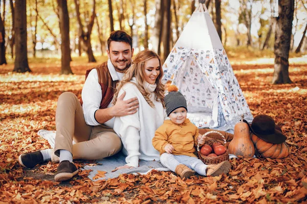 Οικογένεια Διασκεδάζει Ένα Φθινοπωρινό Πάρκο Χαριτωμένη Τύπισσα Λευκό Πουλόβερ Γονείς — Φωτογραφία Αρχείου