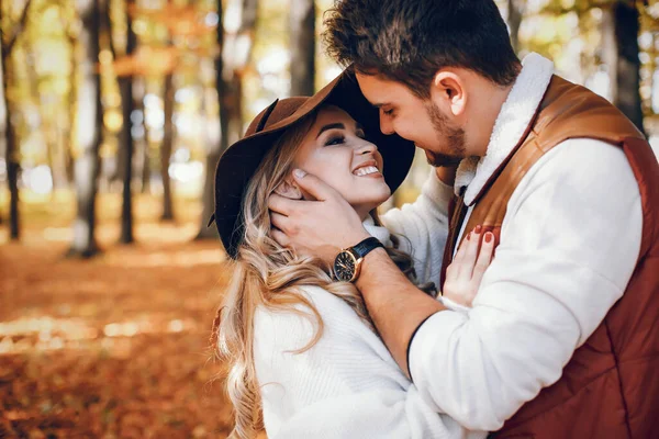 Пара Веселится Осеннем Парке Симпатичный Блод Белом Свитере — стоковое фото