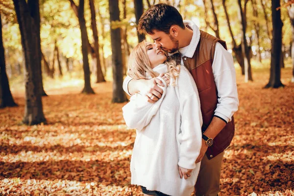 Пара Веселится Осеннем Парке Симпатичный Блод Белом Свитере — стоковое фото