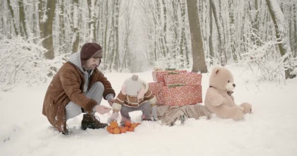Mutlu Baba Çocuk Birlikte Vakit Geçiriyorlar Soğuk Kış Gününün Tadını — Stok video