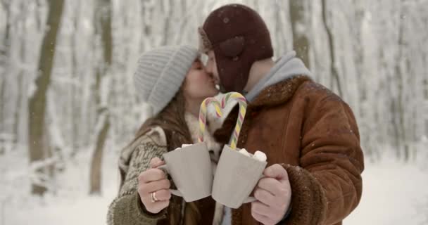 Φιλί Ζευγάρι Στην Αγάπη Κρατώντας Κύπελλα Τσάι Και Chritmas Καραμέλες — Αρχείο Βίντεο
