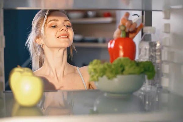 과일들로 냉장고 근처에 여성의 식료로 건강에 식사를 준비하는 모습으로 냉장고 — 스톡 사진