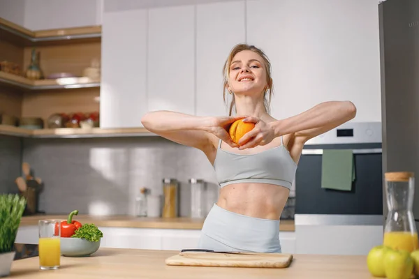 건강에 음식을 여자가 오렌지를 자르고 건강에 — 스톡 사진