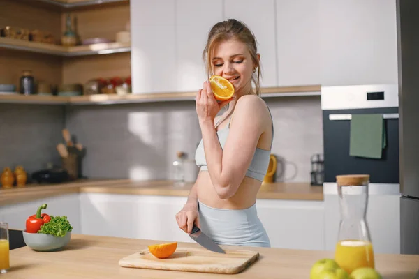 건강에 음식을 여자가 오렌지를 자르고 건강에 — 스톡 사진