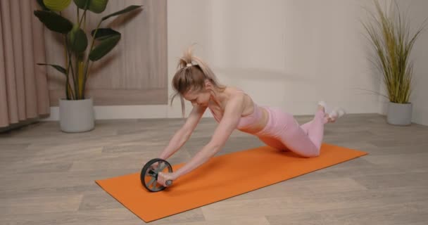 Kobieta Robi Ćwiczenia Brzucha Kołem Ćwiczenia Domu Aby Schudnąć — Wideo stockowe
