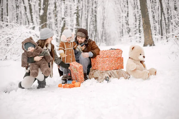 Rodzice Dziećmi Bawią Się Lesie Śnieżny Dzień Szczęśliwa Córeczka Synek — Zdjęcie stockowe