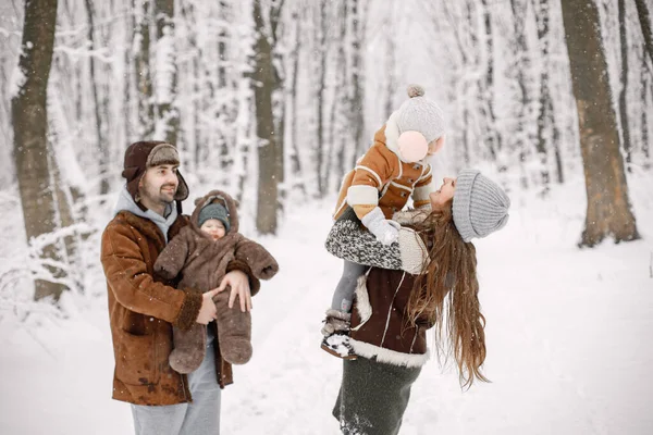 Rodzice Dziećmi Bawią Się Lesie Śnieżny Dzień Szczęśliwa Córeczka Synek — Zdjęcie stockowe