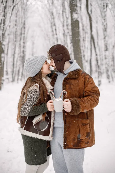 Vousatý Muž Bruneta Žena Lese Den Sněhu Manželka Manžel Nosí — Stock fotografie