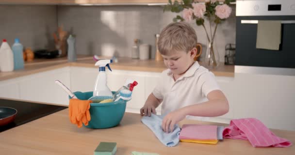 Kleine Huishoudster Europese Jongen Leren Schoonmaken Thuis Hij Kijkt Door — Stockvideo