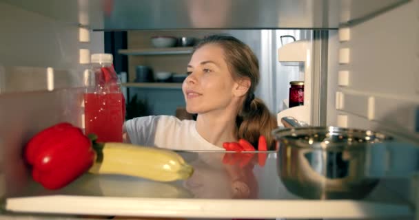 Takarítás Hűtőszekrény Szivaccsal Otthon Kortárs Lakás Belső Kiváló Minőségű Felvételek — Stock videók