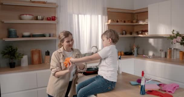 Kleine Jongen Zijn Moeder Aan Het Schoonmaken Een Keuken Met — Stockvideo