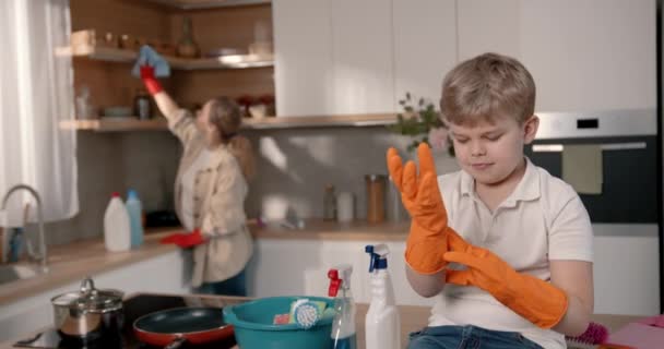 Menino Sua Mãe Fazendo Limpeza Uma Cozinha Usando Detergentes — Vídeo de Stock