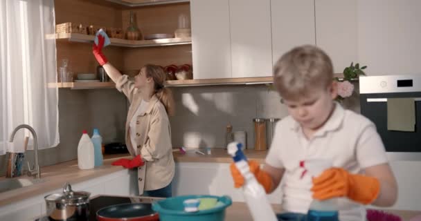 Kleine Jongen Zijn Moeder Aan Het Schoonmaken Een Keuken Met — Stockvideo