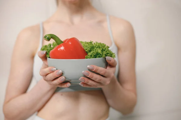 自宅で健康的な新鮮な食べ物がたくさんある女性をフィットさせます 灰色の上を身に着けている女性の作物のビュー スポーツ 健康的な食事を失うという概念 — ストック写真