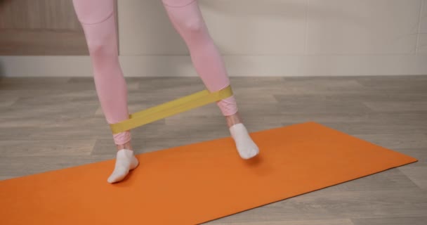 Αθλητική Γυναίκα Κάνει Ασκήσεις Ζώνη Αντίστασης Fitness Woman Κάνει Ασκήσεις — Αρχείο Βίντεο