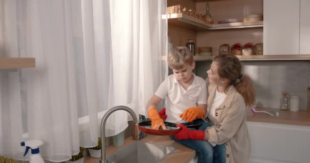 Menino Sua Mãe Fazendo Limpeza Uma Cozinha Usando Detergentes — Vídeo de Stock