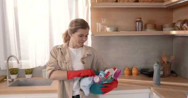 Hermosa Mujer Adulta Limpiando Cocina Con Trapo Spray Concepto Tareas — Vídeo de stock