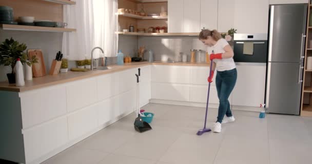 Ευτυχισμένη Νεαρή Γυναίκα Χαριτωμένο Νοικοκυρά Πλένει Πάτωμα Χρησιμοποιώντας Προστατευτικά Γάντια — Αρχείο Βίντεο