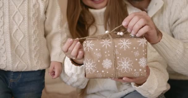 Familia Desenvolviendo Regalos Navidad Cerca Del Árbol Navidad Vacaciones Navidad — Vídeos de Stock