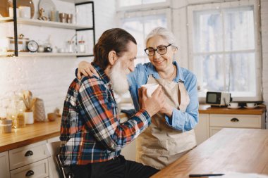 Sabahları nefis bir kahve içerim. Evde yaşlı bir çift var. Adam yemekten önce ilaç alıyor..