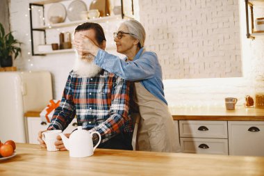 Yaş ve insan kavramı. Evde kıdemli bir çift var. Kocasına bir kadın hediyesi..