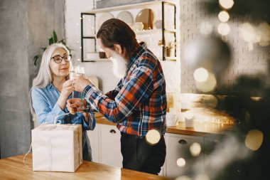 Yaş ve insan kavramı. Evde kıdemli bir çift var. Şampanyalı insanlar.