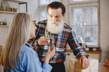 Yaş ve insan kavramı. Evde kıdemli bir çift var. Şampanyalı insanlar.