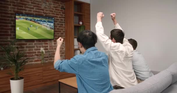 Счастливое Время Молодые Друзья Веселятся Смотрят Футбол Телевизору Спорт Развлечения — стоковое видео